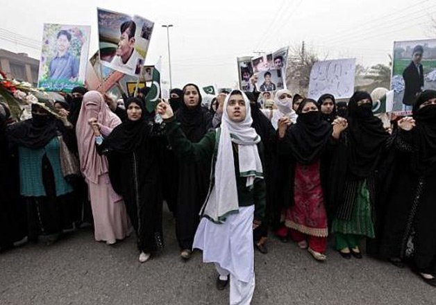 Parents protest slow probe into Peshawar school attack  + Pics